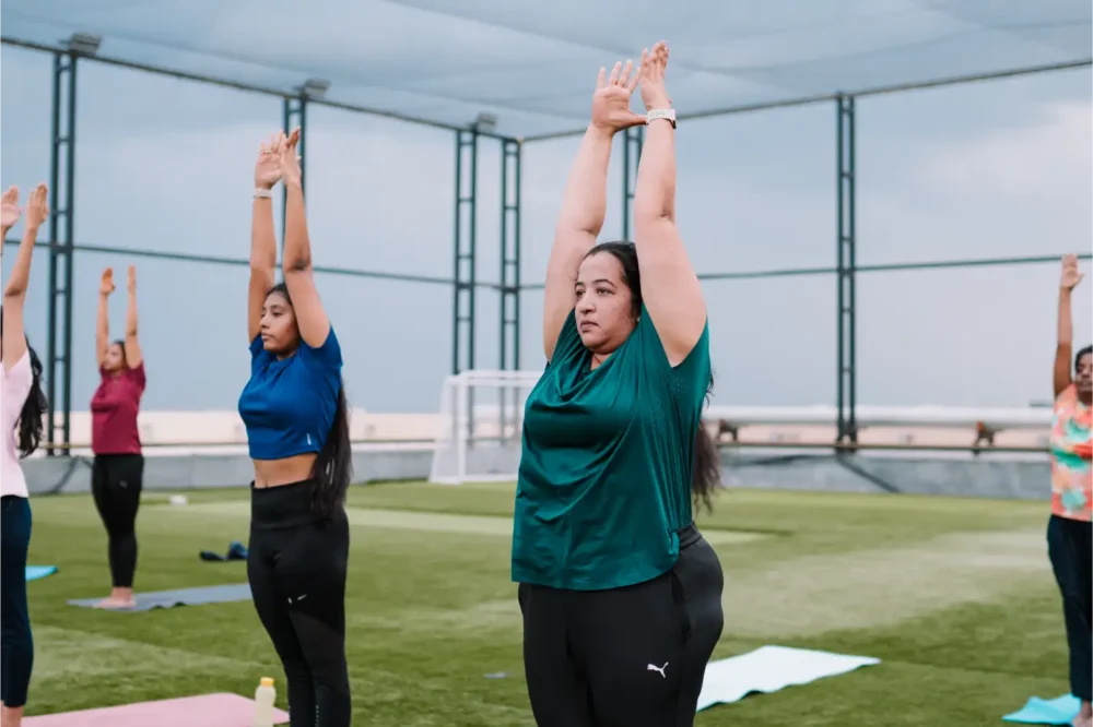 What are the benefits of live online yoga classes?